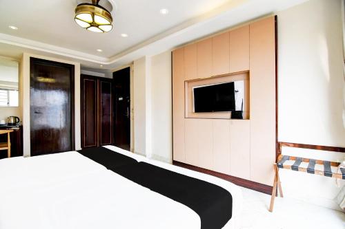 Ένα ή περισσότερα κρεβάτια σε δωμάτιο στο Super Townhouse New Town Formerly Krish Residency