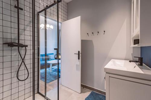 une salle de bain avec douche et lavabo dans l'établissement Le Méditerranéen, face à la Cathédrale - 2D, à Reims