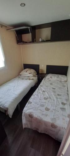 Letto o letti in una camera di location saisonnière Mobil-home à St Augustin sur mer en Charente-Maritime 17570