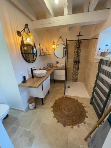 une salle de bain avec une douche, un lavabo et des toilettes dans l'établissement Exceptional country house in a quiet area, à Les Essarts-lès-Sézanne