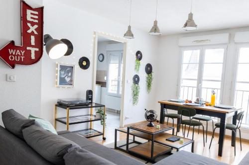 un salon avec un canapé et une table dans l'établissement Super Accommodation la couronne Parking Centre Mulhouse, à Mulhouse