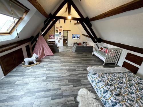 une pièce avec une chambre avec un berceau et une pièce avec dans l'établissement Exceptional country house in a quiet area, à Les Essarts-lès-Sézanne