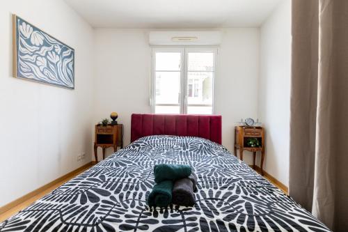 une chambre avec un lit avec une couette noire et blanche dans l'établissement Super Accommodation la couronne Parking Centre Mulhouse, à Mulhouse