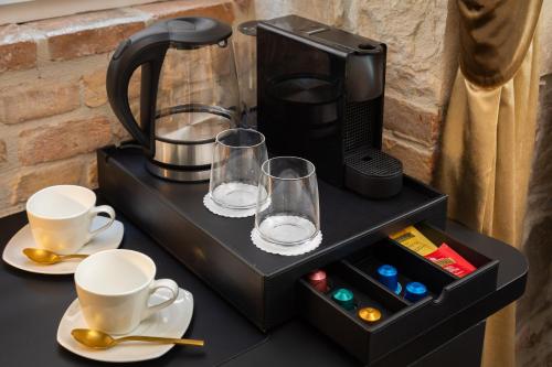 อุปกรณ์ชงชาและกาแฟของ Luxury rooms GOLDEN PALACE CityCentre right next to Diocletian's Palace