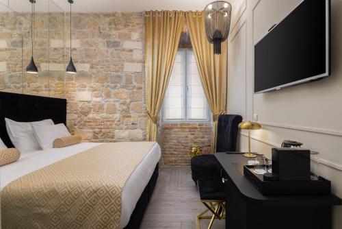 เตียงในห้องที่ Luxury rooms GOLDEN PALACE CityCentre right next to Diocletian's Palace