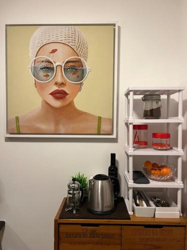 une photo d'une femme avec des lunettes sur un mur dans l'établissement Horizon Sea view from Balcony - close to Casino Monte Carlo Monaco - Parking available upon request-availabilities, à Beausoleil