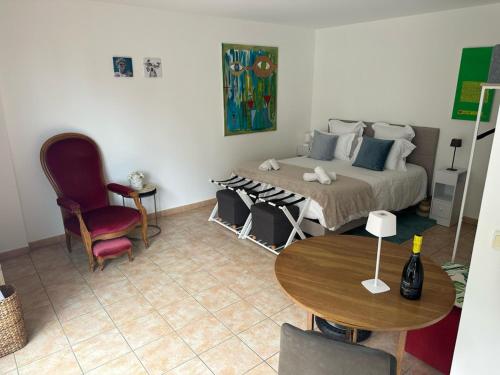 une chambre avec un lit, une table et une chaise dans l'établissement Horizon Sea view from Balcony - close to Casino Monte Carlo Monaco - Parking available upon request-availabilities, à Beausoleil