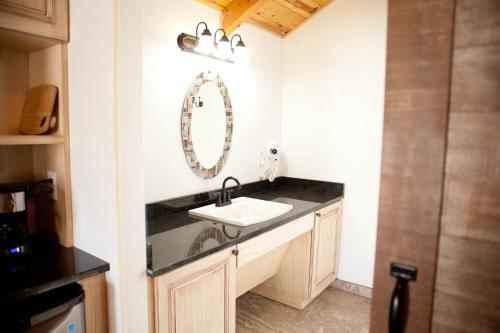 y baño con lavabo y espejo. en Bryce Canyon Villas, en Cannonville