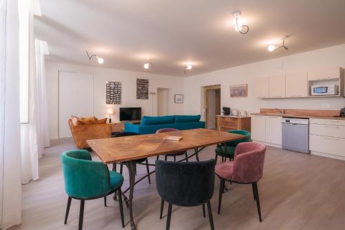 une cuisine et une salle à manger avec une table et des chaises dans l'établissement La PARERIE, à Carcassonne