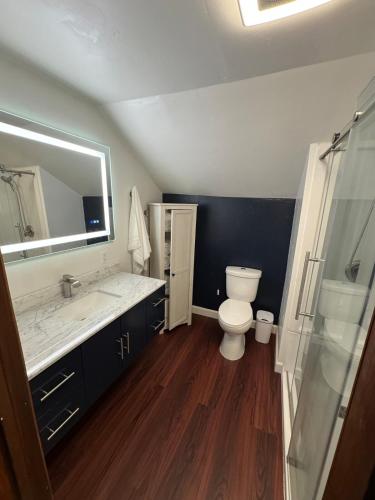 Ένα μπάνιο στο Spacious Stay near Lambeau
