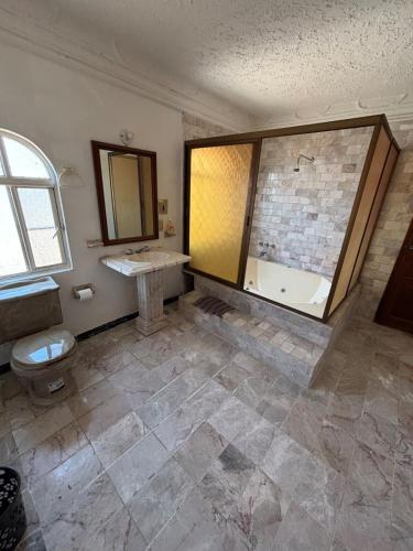 a bathroom with a tub and a sink and a toilet at Casquito de Hacienda in Ezequiel Montes