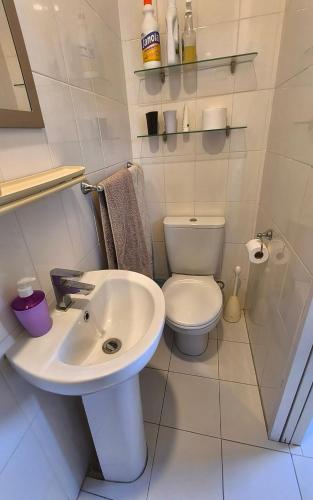 Koupelna v ubytování Small private self-contained unit