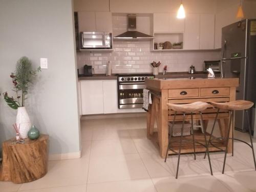 a kitchen with a wooden island in the middle at Departamento zona EXPO GDL in Guadalajara