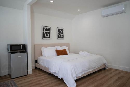 a bedroom with a white bed with two pillows on it at Cute Guest Studio near Universal Studios sleeps 4 in Los Angeles