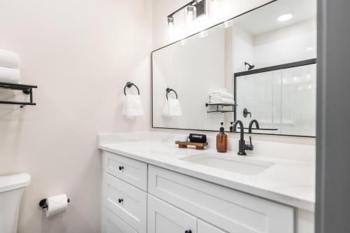 Et badeværelse på Bold and Bright Stay with Cher & Etta James Flair