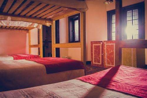 Un pat sau paturi într-o cameră la Landay Hostel