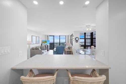 Fotografie z fotogalerie ubytování Beachfront condo with pool/views from two balconies v destinaci Marco Island