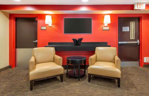 a waiting room with two chairs and a piano at Extended Stay America Suites - Princeton - West Windsor in Princeton