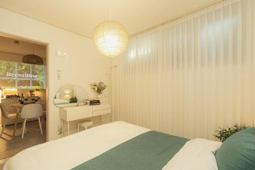 a bedroom with a bed and a desk and a mirror at 잠실Cozy BnB 가족친구여행 감성숙소 역세권 선착순 무료주차 #롯데타워 #KSPO #석촌호수 #서울아산병원 in Seoul
