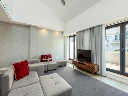 Spacious 4-Bedroom Apartment in Porto