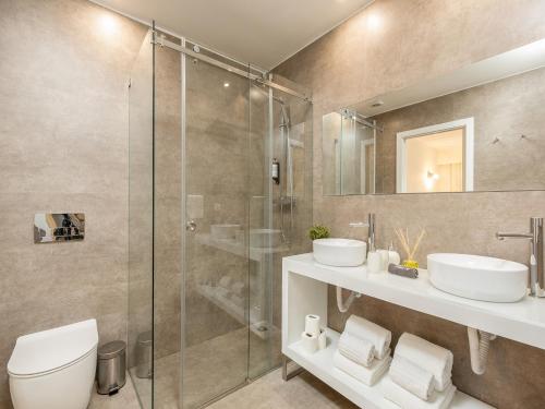 Spacious 4-Bedroom Apartment in Porto