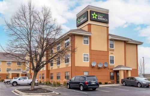 a hotel with cars parked in a parking lot at Extended Stay America Suites - Columbus - NE - I-270 in Gahanna