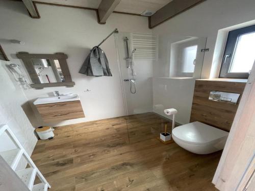 Ένα μπάνιο στο Comfortable holiday homes close to the beach