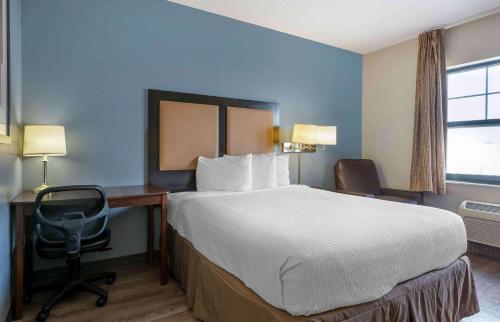 Кровать или кровати в номере Extended Stay America Suites - Chicago - Midway