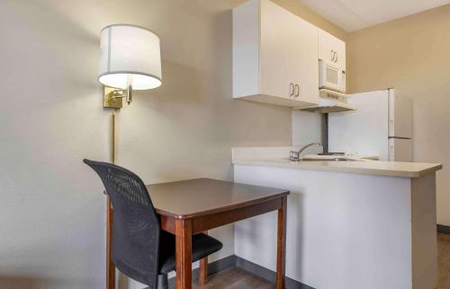 Кухня или мини-кухня в Extended Stay America Suites - Chicago - Midway
