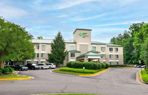 a hotel with cars parked in a parking lot at Extended Stay America Suites - North Chesterfield - Arboretum in Richmond