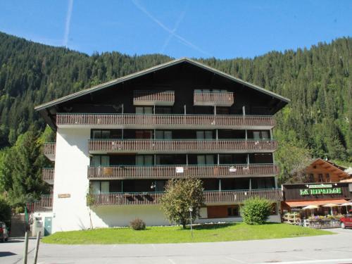 Apartment in Linga with mountain views
