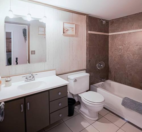 een badkamer met toilet, wastafel en bad bij Vacationhome - Privatepool Gardenyard in Las Vegas