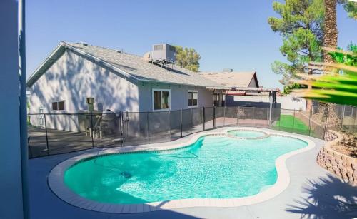 een zwembad voor een huis bij Vacationhome - Privatepool Gardenyard in Las Vegas