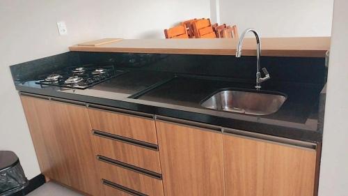 Dapur atau dapur kecil di studio em prédio de luxo central