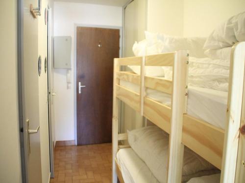 沙泰勒Studio in Châtel near Portes du Soleil Ski Area的房间里有几张双层床