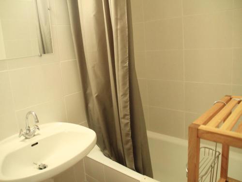 沙泰勒Studio in Châtel near Portes du Soleil Ski Area的带水槽和淋浴的浴室