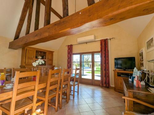 une cuisine et une salle à manger avec une table et des chaises dans l'établissement Spacieuse fermette près des châteaux & Zoo de Beauval avec activités et grand jardin - FR-1-591-218, à Vicq-sur-Nahon