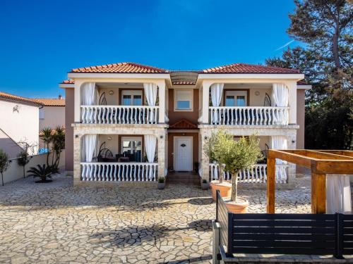 Apartments with a parking space Vir - 24090