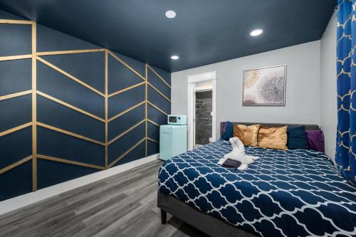 Ένα ή περισσότερα κρεβάτια σε δωμάτιο στο Cozy Studio Escape Near Montrose