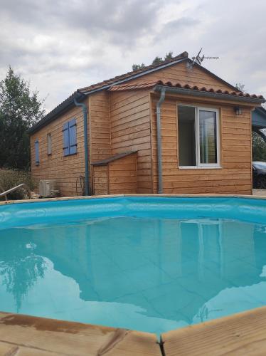 une piscine devant une maison dans l'établissement Maison privée clôturée, piscine hors-sol et spa, à Proissans