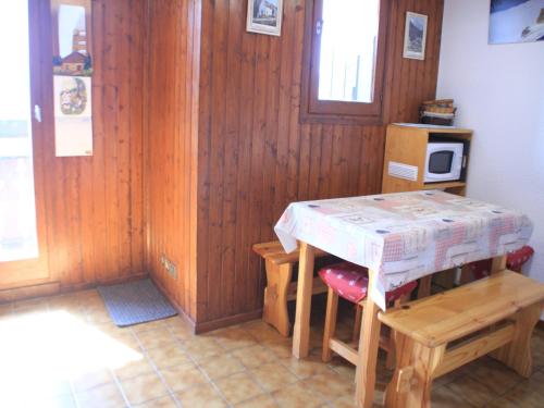 Cette chambre comprend une table et une petite table avec des chaises. dans l'établissement Studio in France near Barbossine Chairlift, à Châtel