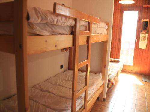 quelques lits superposés dans une chambre dans l'établissement Studio in France near Barbossine Chairlift, à Châtel