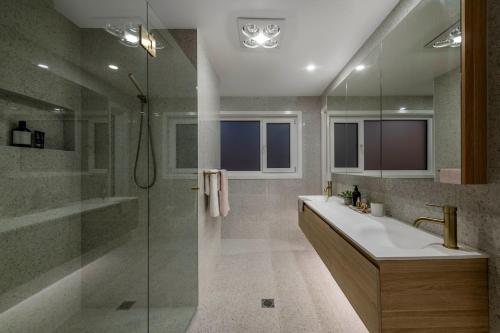 ein Badezimmer mit Badewanne, Waschbecken und Dusche in der Unterkunft 4Bedroom Luxury home with Comfort & Stylish in Weston Creek