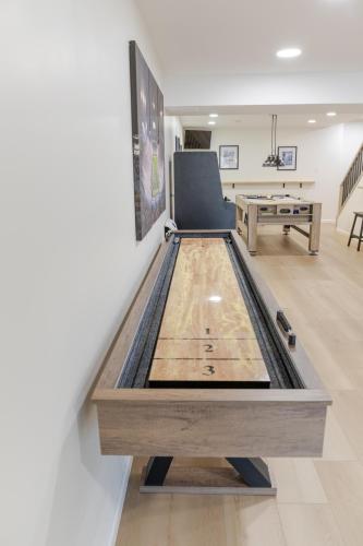 Η αίθουσα παιχνιδιών του Large Luxury Home with Media Room and Game Room - 10 mins to Campus & Stadium