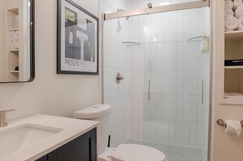 Ένα μπάνιο στο Large Luxury Home with Media Room and Game Room - 10 mins to Campus & Stadium