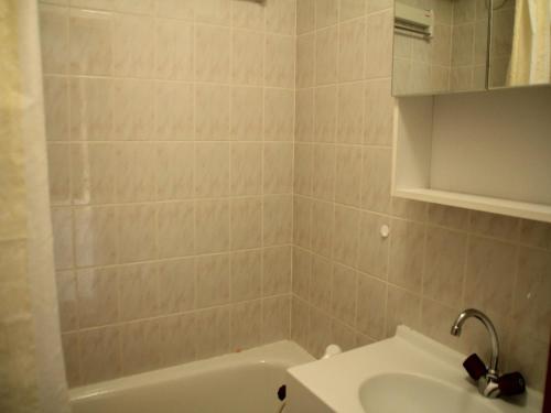 une salle de bain avec un lavabo et une baignoire dans l'établissement Apartment in Châtel near Linga Cable Car, à Châtel