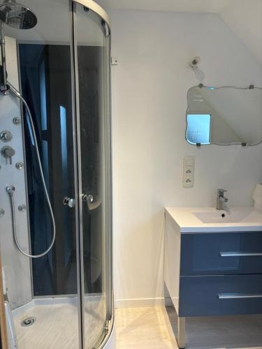 une salle de bain avec douche et lavabo dans l'établissement Maison à proximité de la mer, à Trévou-Tréguignec