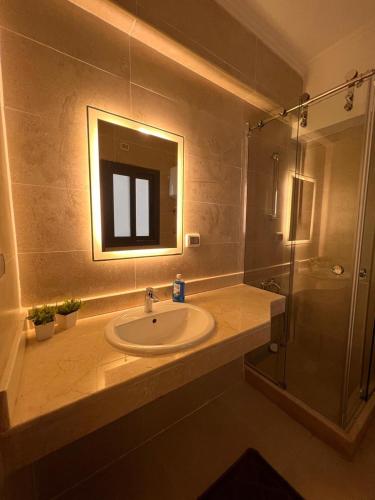 Ένα μπάνιο στο Privado by Manazil, 6A,Luxury Open View Stay in Privado!