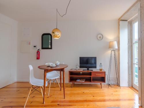 Modern studio in Porto with balcony