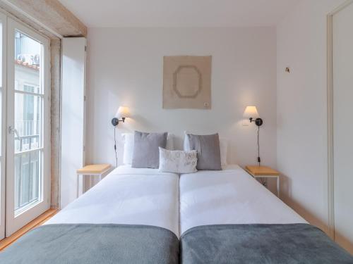 Modern studio in Porto with balcony